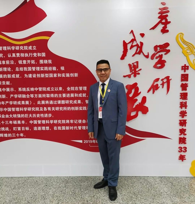 祝賀伊盾門窗董事長張龍偉榮獲“中國管理創新十大杰出人物”稱號！03